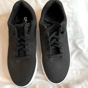 Brand new NW black Model 000 Atoms sneakers